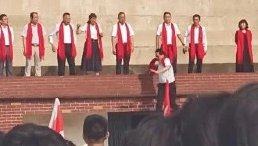 男生用百克金条打造黄金婚书,香港2025年免费正版资料,最新热门解答落实_枚举版V13.66